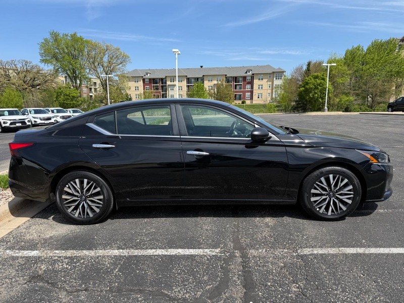 Nissan Altima Vehicle Image 02