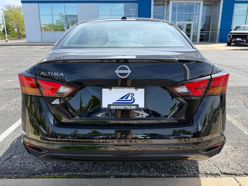 Nissan Altima Vehicle Image 04