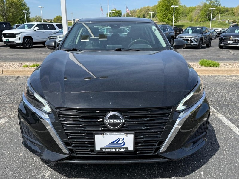 Nissan Altima Vehicle Image 08
