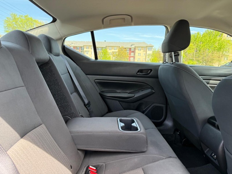 Nissan Altima Vehicle Image 09