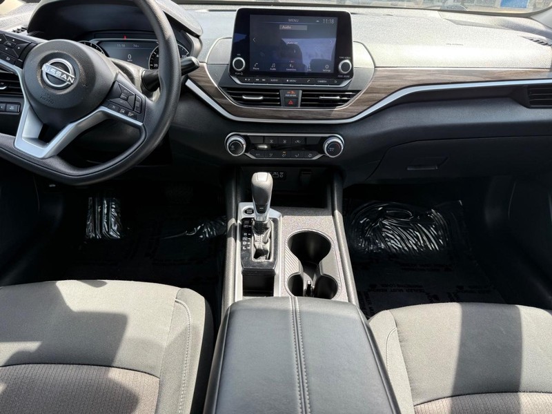 Nissan Altima Vehicle Image 10