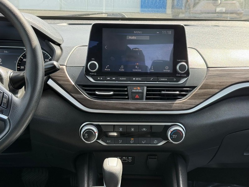 Nissan Altima Vehicle Image 11