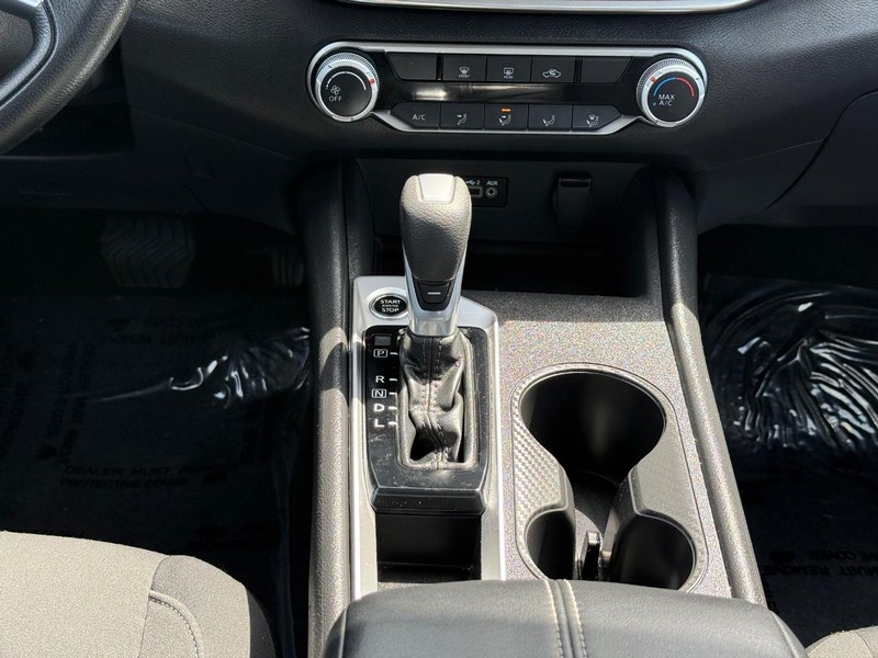 Nissan Altima Vehicle Image 12