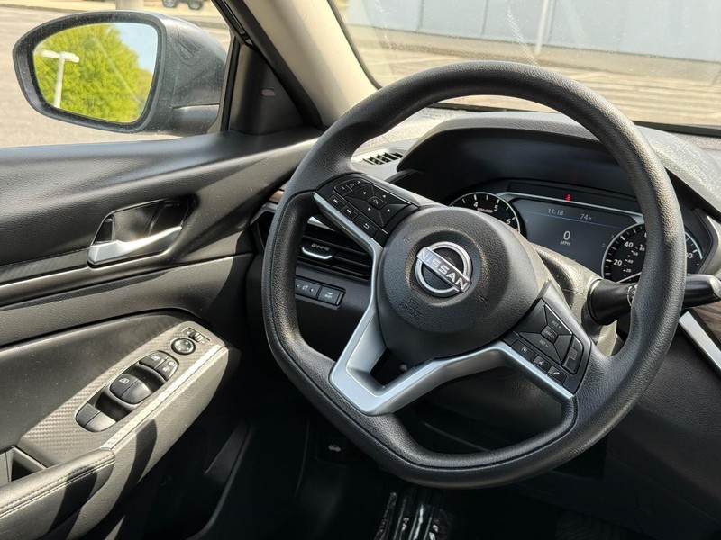 Nissan Altima Vehicle Image 13