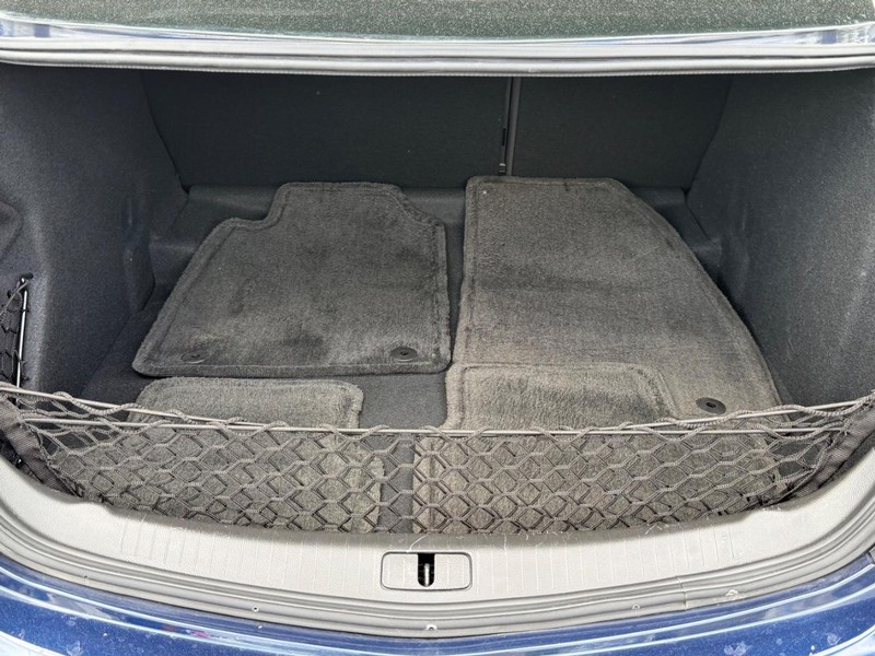 Buick Regal Vehicle Full-screen Gallery Image 05