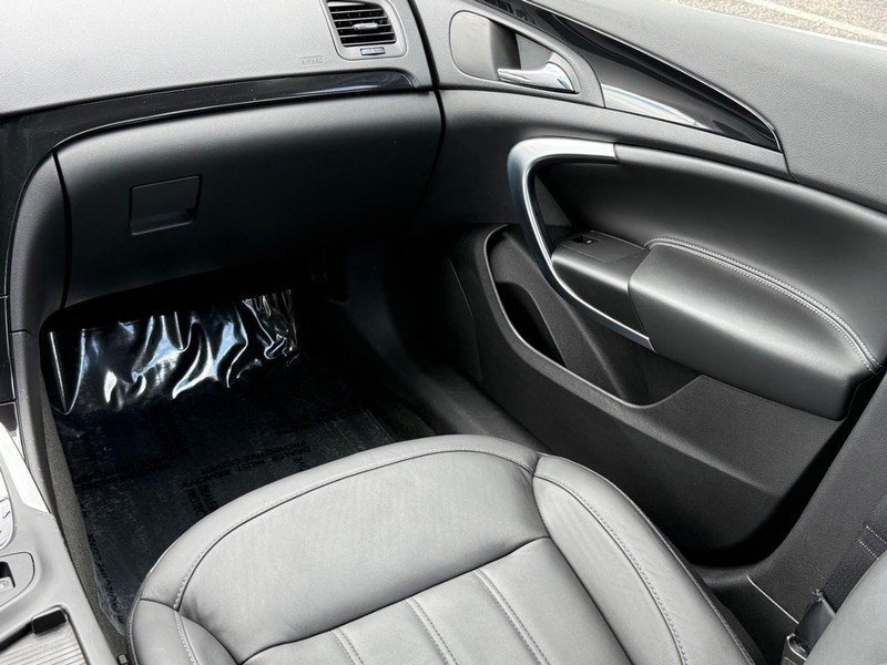 Buick Regal Vehicle Full-screen Gallery Image 16