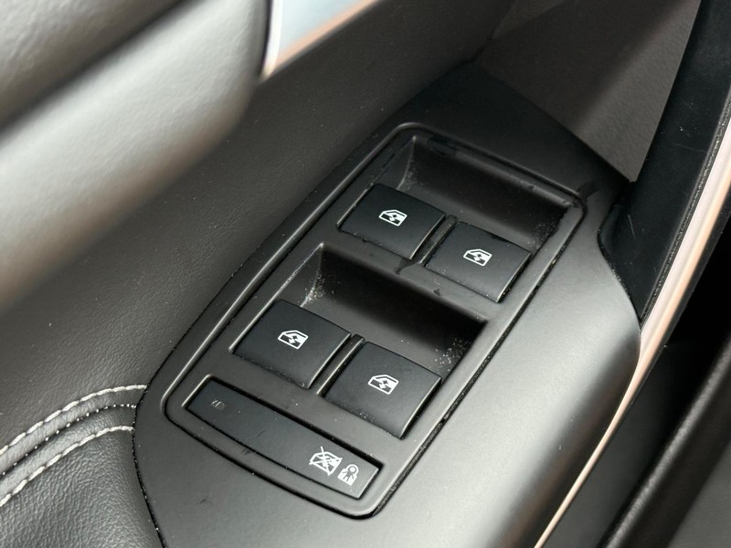 Buick Regal Vehicle Full-screen Gallery Image 21