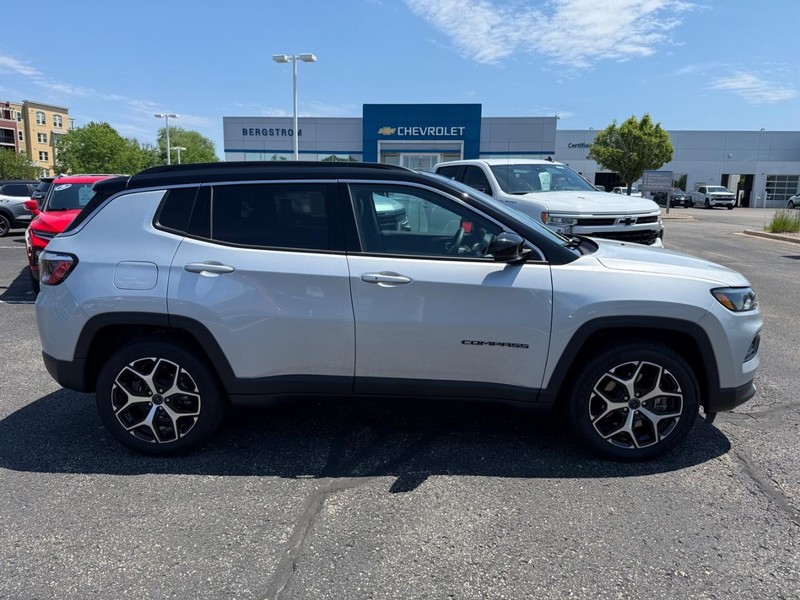 Jeep Compass Vehicle Image 02
