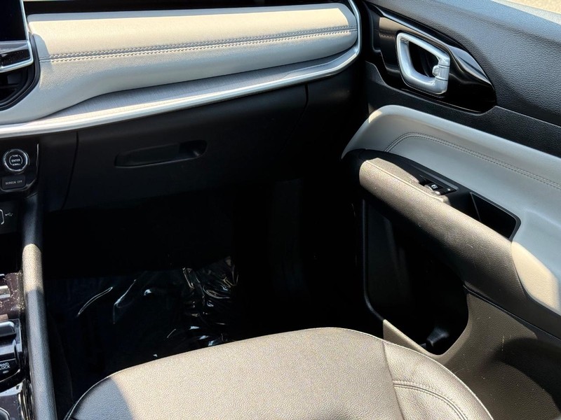 Jeep Compass Vehicle Image 15