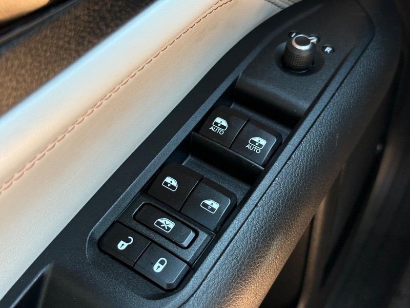 Jeep Compass Vehicle Image 21