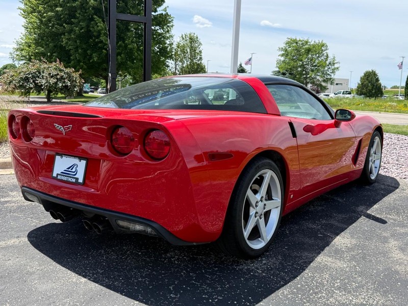 Chevrolet Corvette Vehicle Full-screen Gallery Image 03