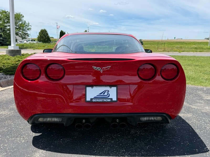 Chevrolet Corvette Vehicle Full-screen Gallery Image 04