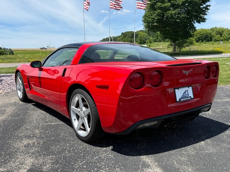 Chevrolet Corvette Vehicle Full-screen Gallery Image 05