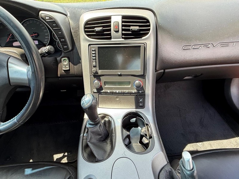 Chevrolet Corvette Vehicle Full-screen Gallery Image 09