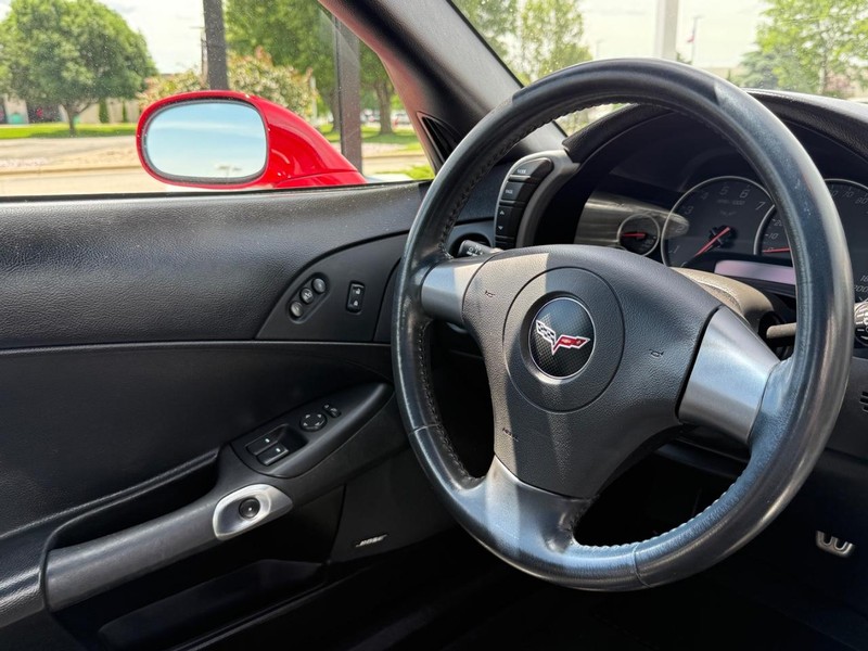 Chevrolet Corvette Vehicle Full-screen Gallery Image 12