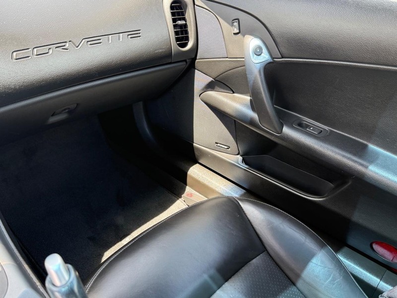 Chevrolet Corvette Vehicle Full-screen Gallery Image 13