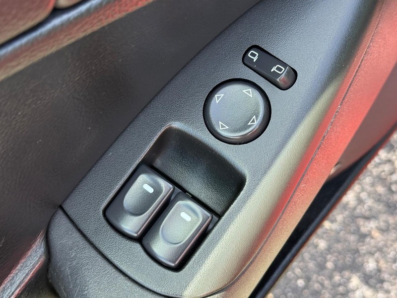 Chevrolet Corvette Vehicle Full-screen Gallery Image 18