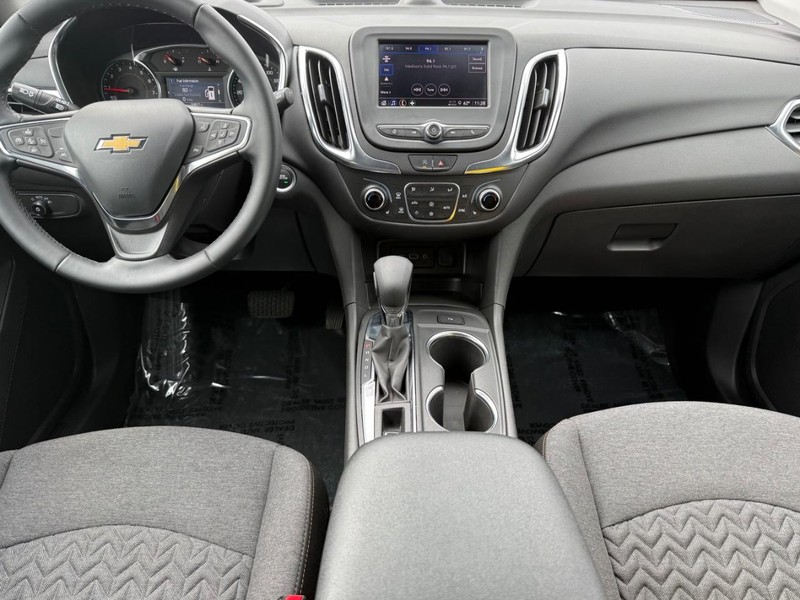 Chevrolet Equinox Vehicle Full-screen Gallery Image 11