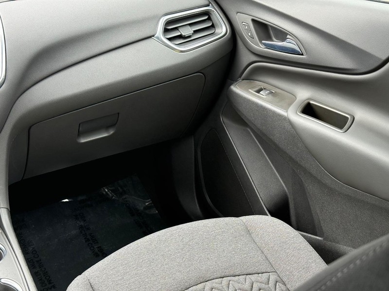 Chevrolet Equinox Vehicle Full-screen Gallery Image 15