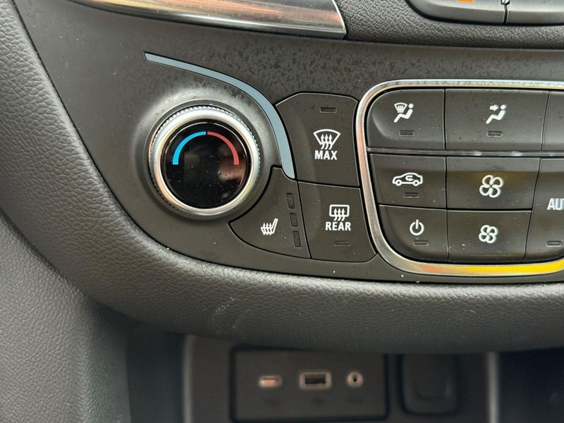 Chevrolet Equinox Vehicle Full-screen Gallery Image 21