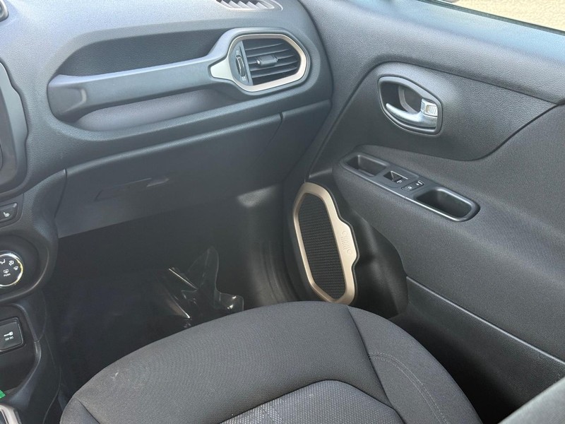Jeep Renegade Vehicle Image 16