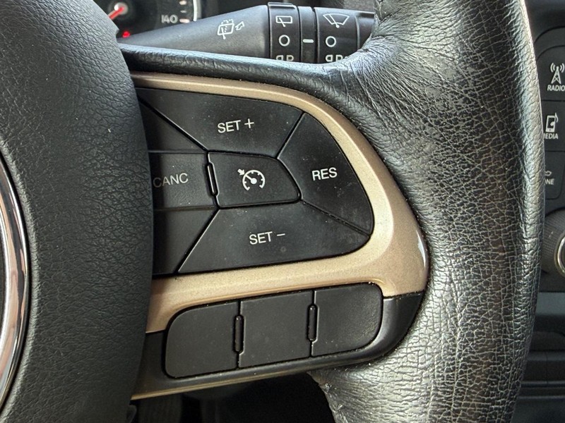 Jeep Renegade Vehicle Image 18