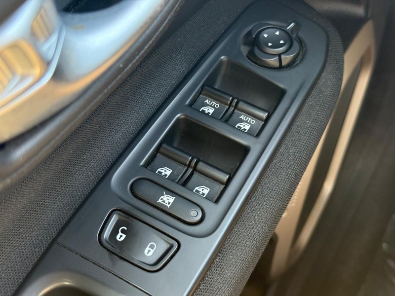 Jeep Renegade Vehicle Image 22