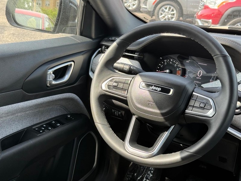 Jeep Compass Vehicle Image 14