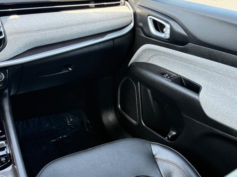 Jeep Compass Vehicle Image 15