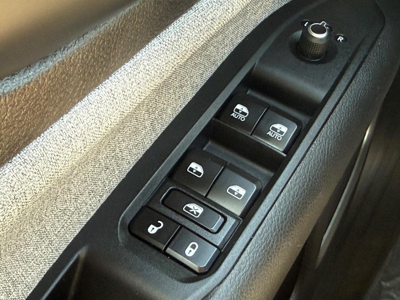 Jeep Compass Vehicle Image 21