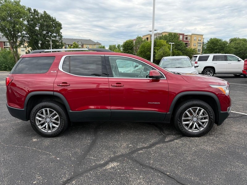 GMC Acadia Vehicle Full-screen Gallery Image 02