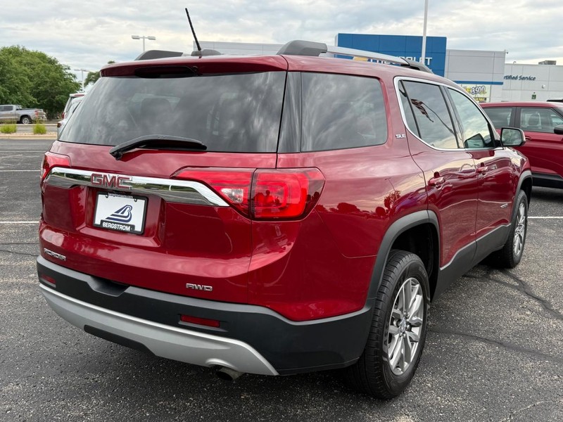 GMC Acadia Vehicle Full-screen Gallery Image 03