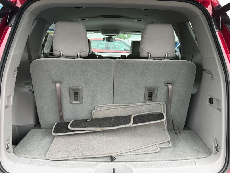 GMC Acadia Vehicle Full-screen Gallery Image 05