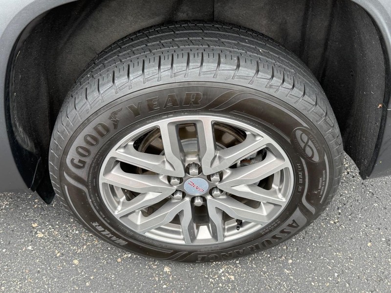 GMC Acadia Vehicle Full-screen Gallery Image 07