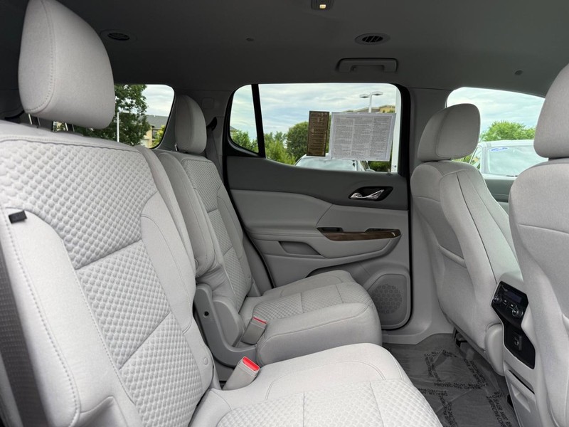 GMC Acadia Vehicle Full-screen Gallery Image 10