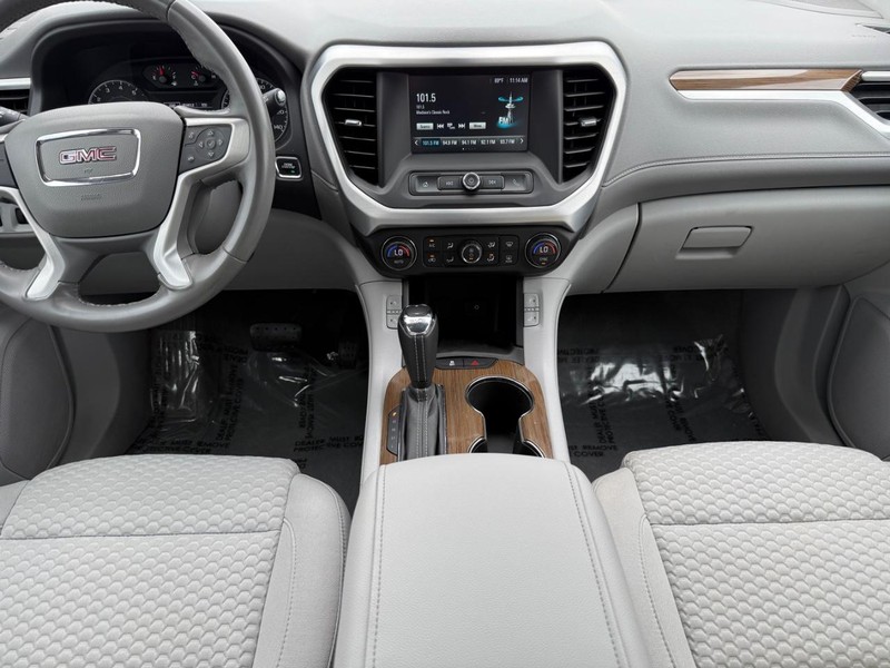 GMC Acadia Vehicle Full-screen Gallery Image 12