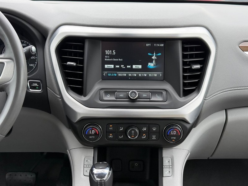 GMC Acadia Vehicle Full-screen Gallery Image 13
