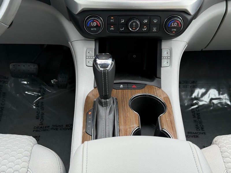 GMC Acadia Vehicle Full-screen Gallery Image 14