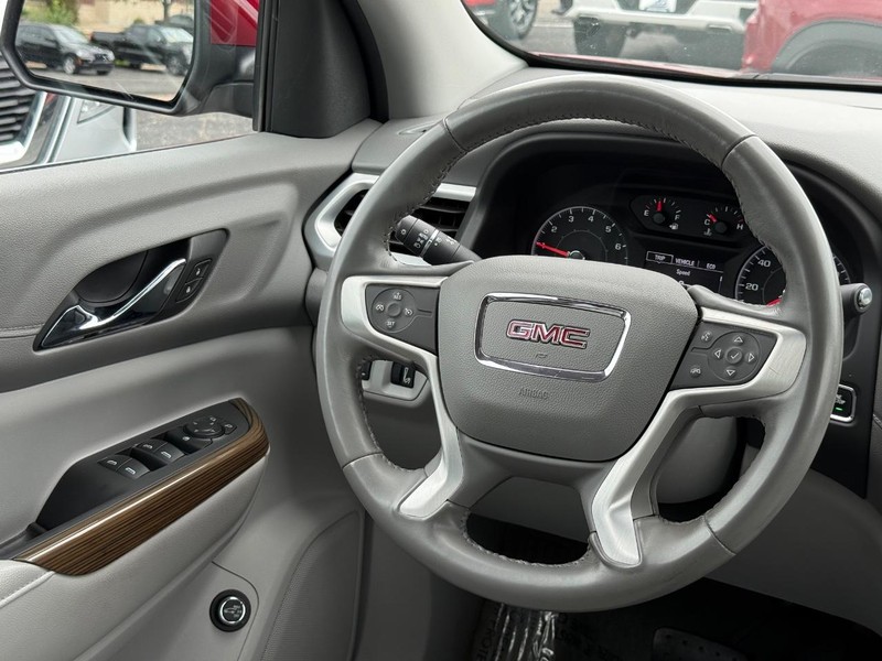 GMC Acadia Vehicle Full-screen Gallery Image 15