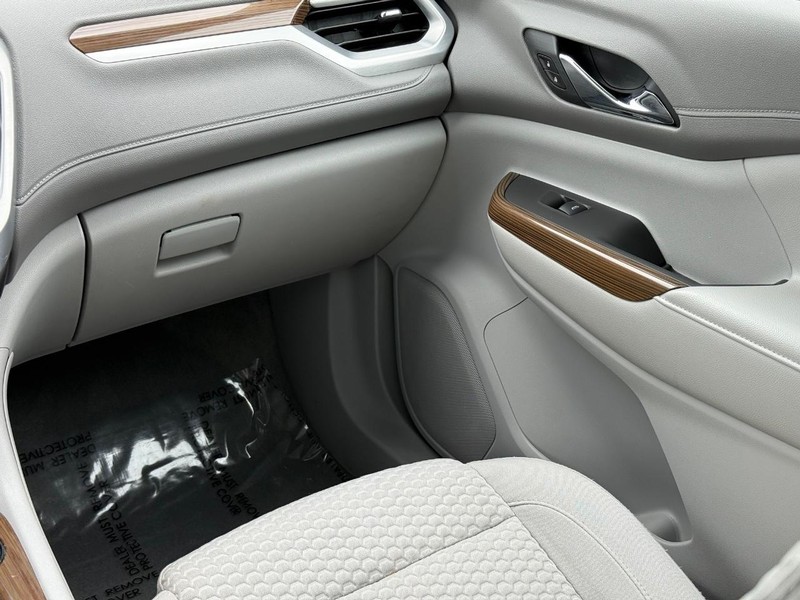 GMC Acadia Vehicle Full-screen Gallery Image 16