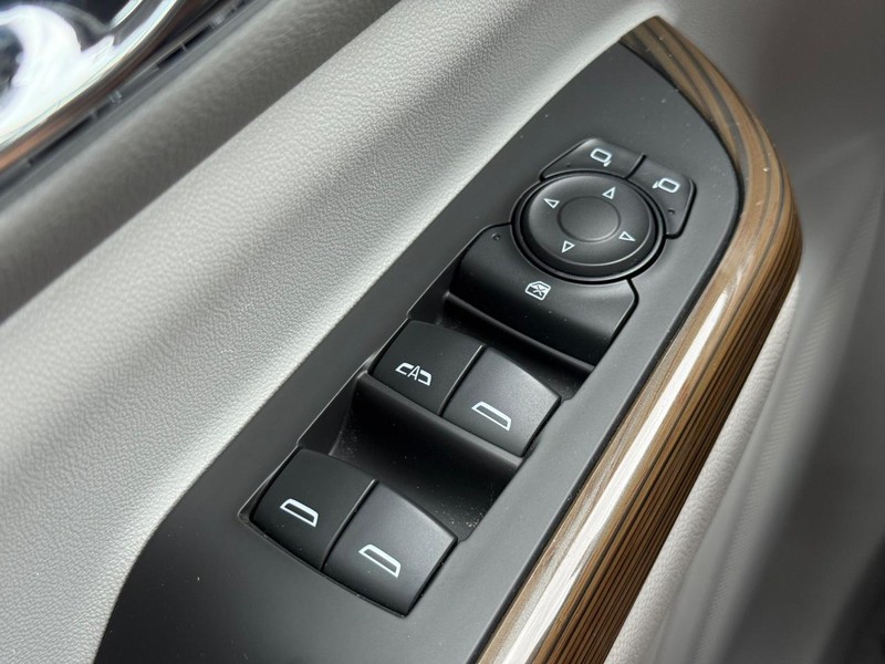 GMC Acadia Vehicle Full-screen Gallery Image 22