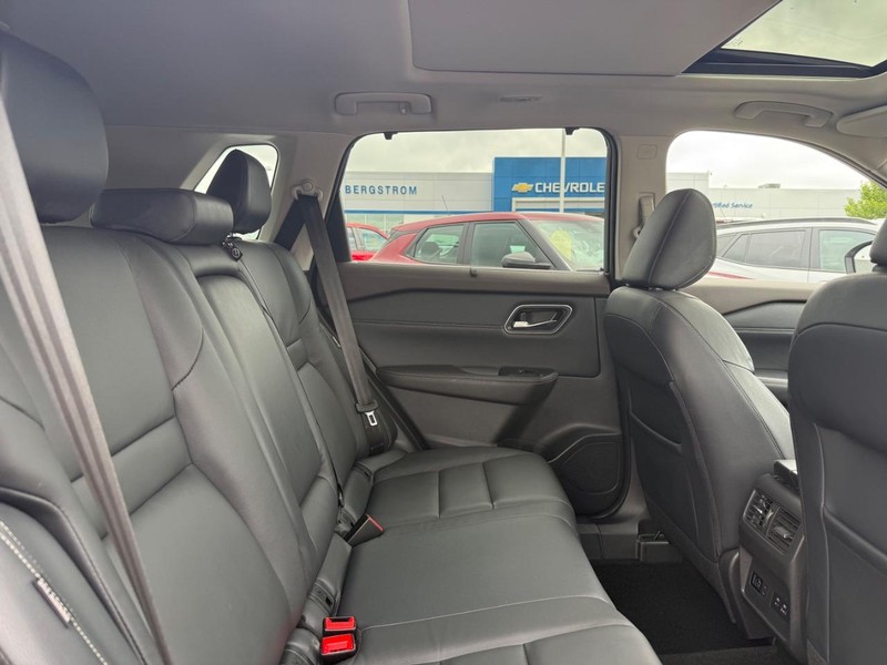 Nissan Rogue Vehicle Image 10