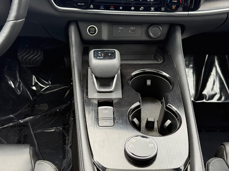 Nissan Rogue Vehicle Image 13