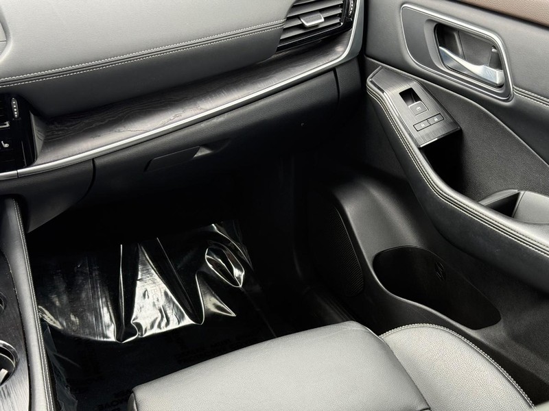Nissan Rogue Vehicle Image 15