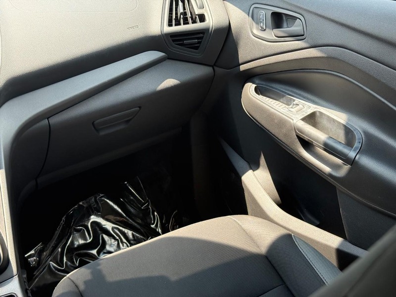 Ford Escape Vehicle Full-screen Gallery Image 15