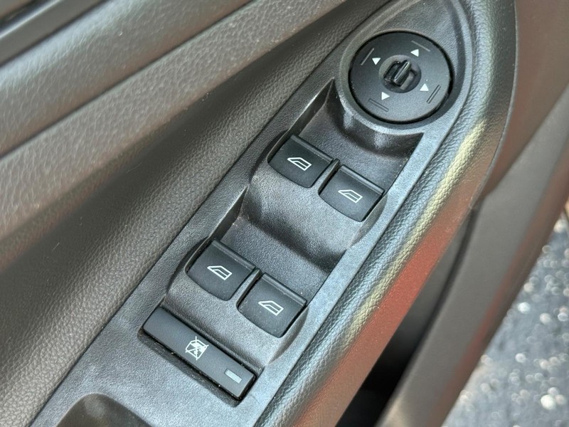 Ford Escape Vehicle Full-screen Gallery Image 20