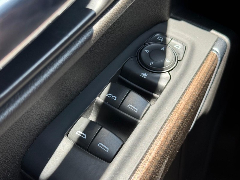 Chevrolet Silverado 1500 LTD Vehicle Full-screen Gallery Image 20