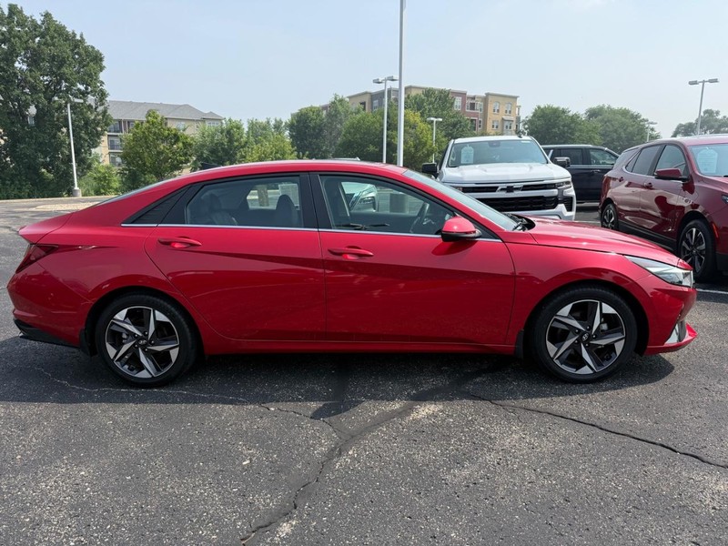 Hyundai Elantra Vehicle Image 02