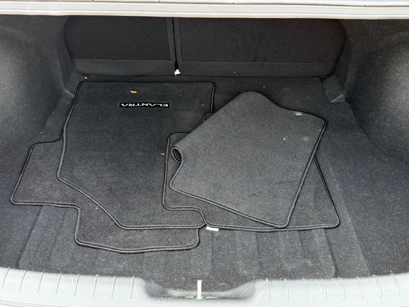 Hyundai Elantra Vehicle Image 05