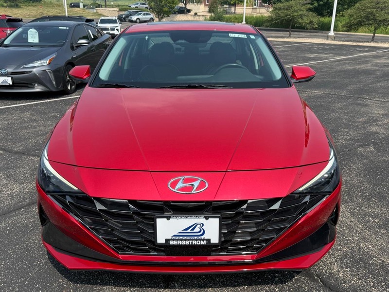 Hyundai Elantra Vehicle Image 09
